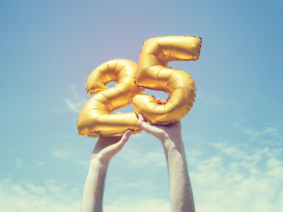 30 frases de aniversário de 25 anos que celebram o auge da juventude