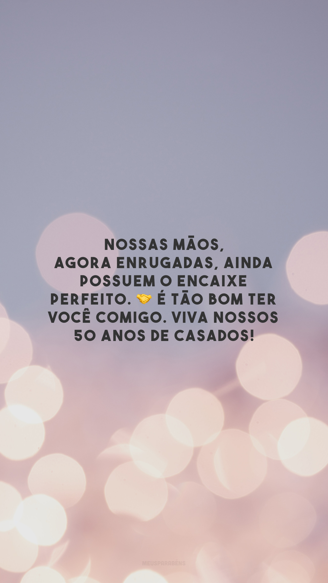 Nossas mãos, agora enrugadas, ainda possuem o encaixe perfeito. 🤝 É tão bom ter você comigo. Viva nossos 50 anos de casados!